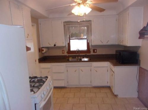 6540 Hawthorne St, Garden City MI  48135-2095 exterior