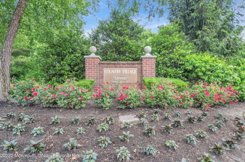 82 Wood Duck Ct, East Freehold NJ 07728-9521 exterior