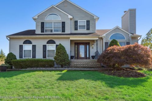 10 Sophia Dr, Hazlet, NJ 07730-1172