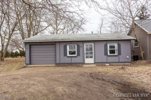 305 Jones St, Grant, MI 49327-9143