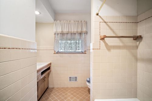 4711 70, Milwaukee WI 53216-1164 exterior