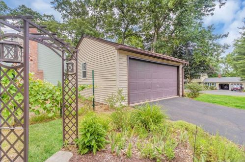 51 Pioneer Dr, Windsor CT exterior