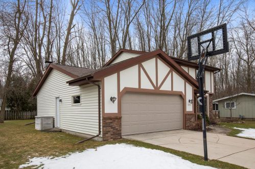 3303 Stokes Ln, Manitowoc WI 54220-2327 exterior