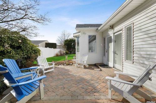 218 Woodsome Rd, Babylon NY 11702-3319 exterior