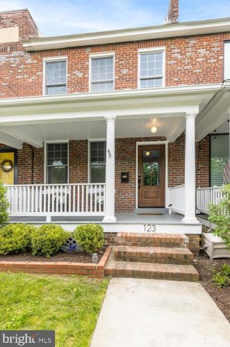 123 Peyton St, Alexandria VA 22314-2723 exterior