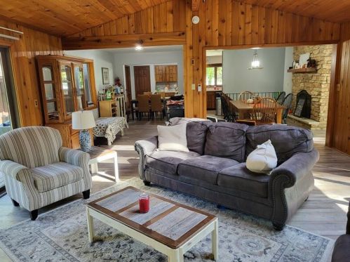 1204 Fleetwood Dr, Manitowoc WI 54220-2362 exterior