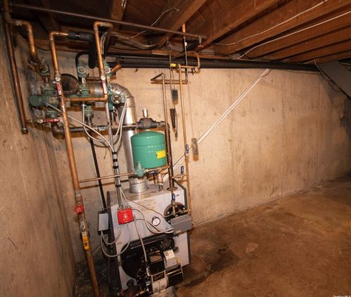 4 Ryder Ct, Huntington Station NY 11746-6142 exterior