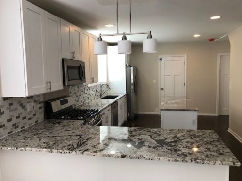 8422 Saginaw Ave, Chicago IL 60617-2028 exterior