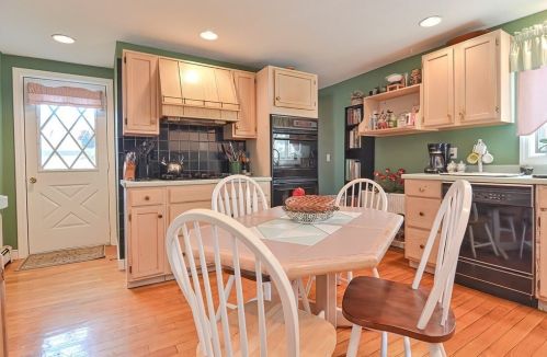 208 Cherry St, Newton MA 02465-1246 exterior