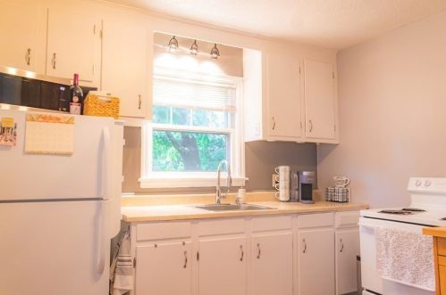 24 Price St, Springfield, MA 01104-1517