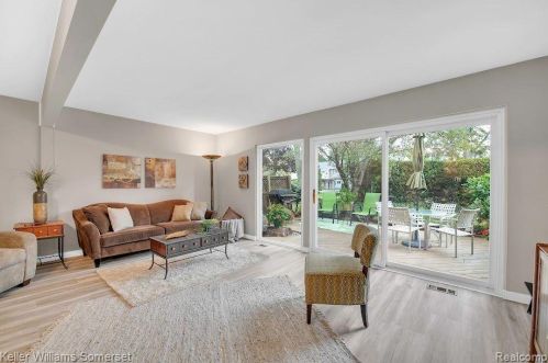 737 Kirts Blvd, Troy MI 48084-4863 exterior