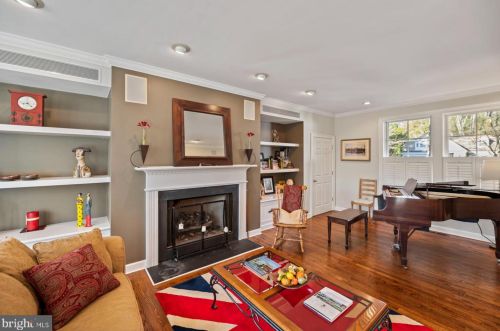 580 Mermaid Ln, Philadelphia PA 19118-4026 exterior