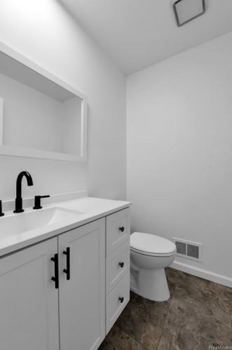 1868 Christy Ct, Rochester MI 48309-3327 exterior