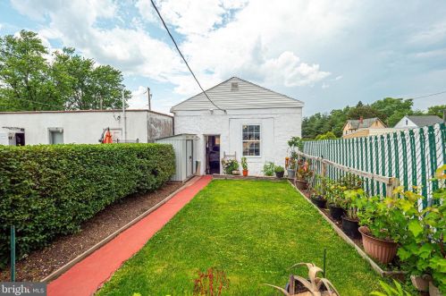 739 Charlotte St, Pottstown PA 19464-5947 exterior