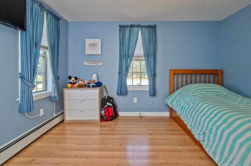 82 Mullen Rd, Enfield CT 06082-6033 exterior