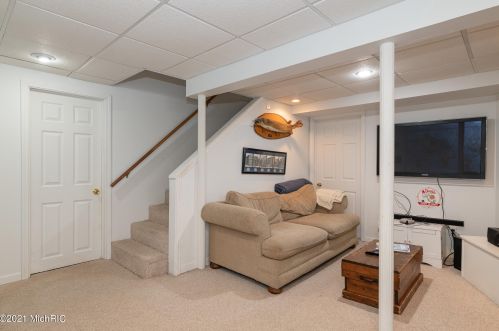 1360 Crooked Lk Dr, Kalamazoo MI 49009-8950 exterior