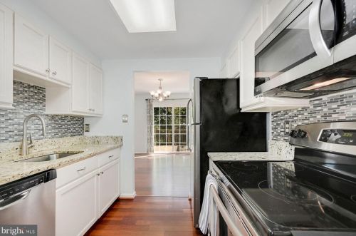 5940 Berkshire Ct, Alexandria VA  22303-1633 exterior