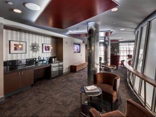 5200 Wilshire Blvd, Los Angeles CA  90036-4312 exterior