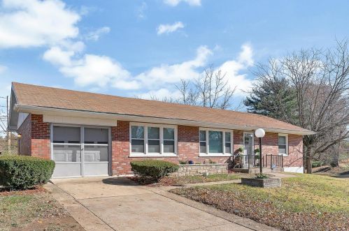 5100 Rockingham Dr, Saint Louis, MO 63121-1013