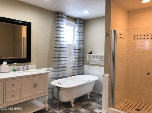 6856 118 Ave, Fennville MI 49408-9766 exterior