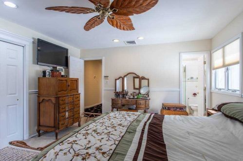 6 Gables Ct, Huntington Station NY 11746-4852 exterior