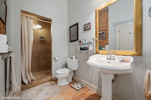 1342 Roscoe St, Chicago IL 60618-5132 exterior