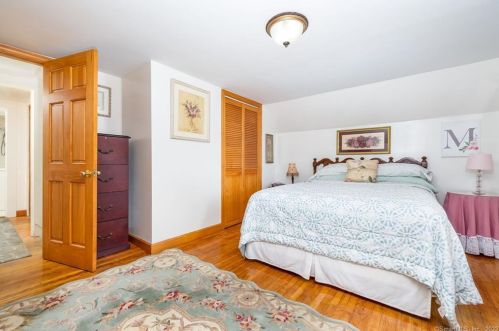 3 St, Windsor Locks CT 06096-1357 exterior