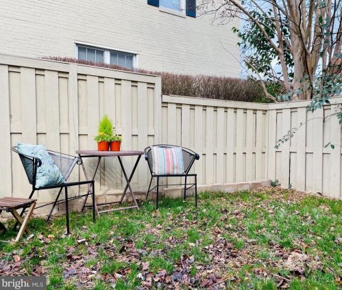 2406 Dearing St, Alexandria VA 22302-1806 exterior