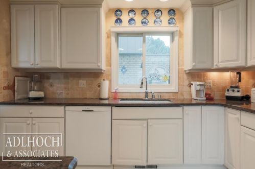 1222 Oakwood Ct, Rochester MI 48307-2541 exterior