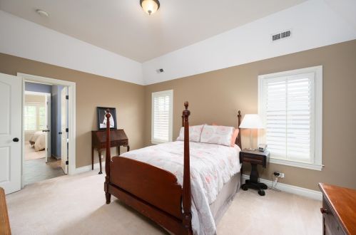 562 Linden Ave, Elmhurst IL 60126-4029 exterior