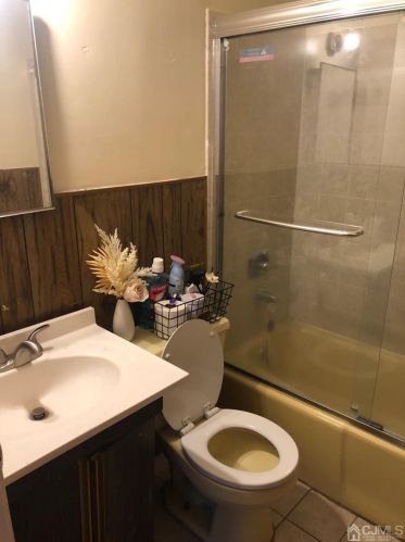 1087 Rahway Ave, Avenel NJ 07001-2011 exterior