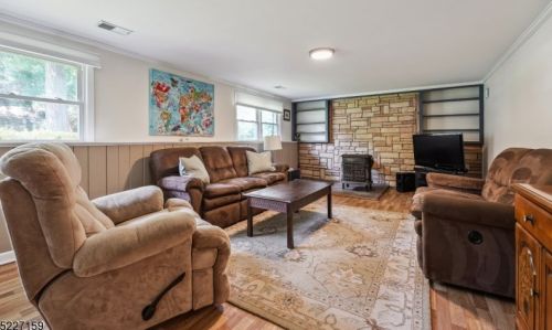 69 Sutton Dr, Berkeley Heights NJ 07922-2513 exterior