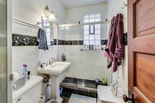 3831 Central Park Ave, Chicago IL 60618-4102 exterior