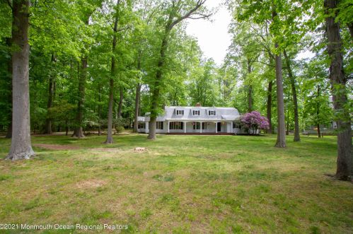 92 Sunnybank Dr, Red Bank, NJ 07702