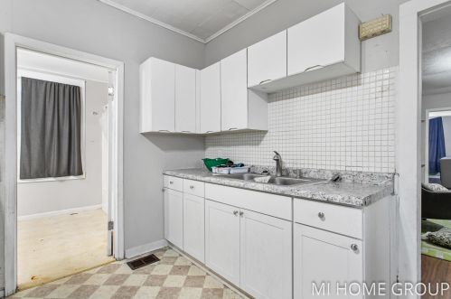 820 1 St, Grand Rapids MI 49504-5575 exterior