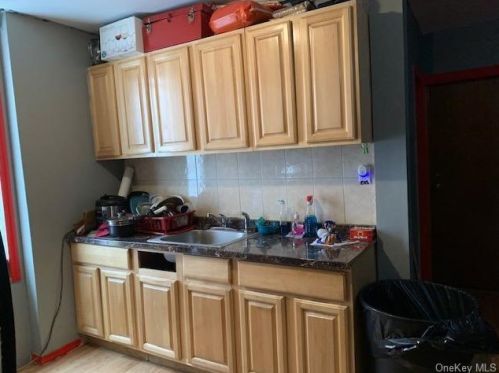 1243 Wheeler Ave, Bronx NY 10472-2391 exterior