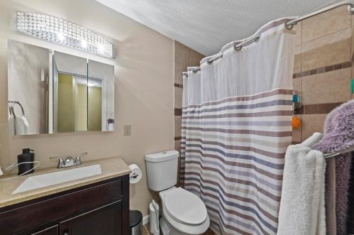 8757 Santa Bella Dr D, Hazelwood MO 63042-2917 exterior