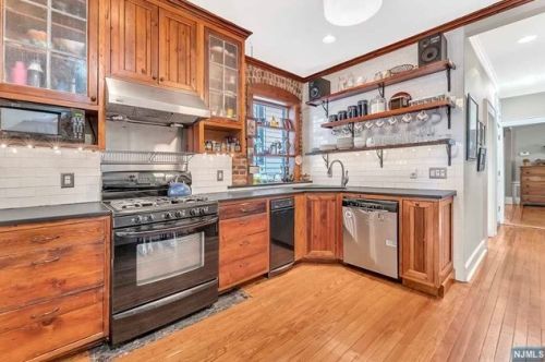 64 Chestnut St, Montclair NJ 07042-2945 exterior