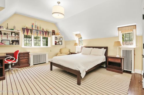 33 Midwood Rd, Greenwich CT 06830-3800 exterior