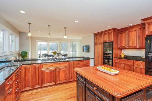 303 Mamanasco Rd, Ridgefield CT 06877-2425 exterior