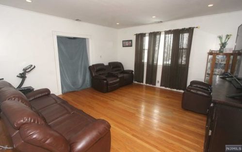 95 Clinton Pl, East Rutherford NJ 07073-1323 exterior