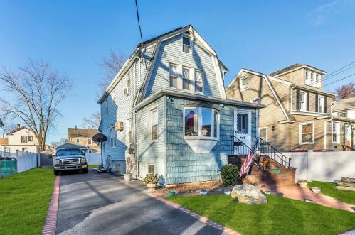 84 Cambridge St, Valley Stream, NY 11581-1806