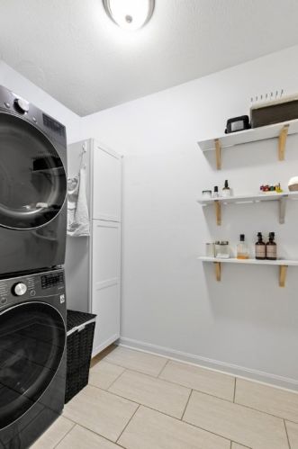 868 Highpointe Cir, Pittsburgh PA 15220-1854 exterior