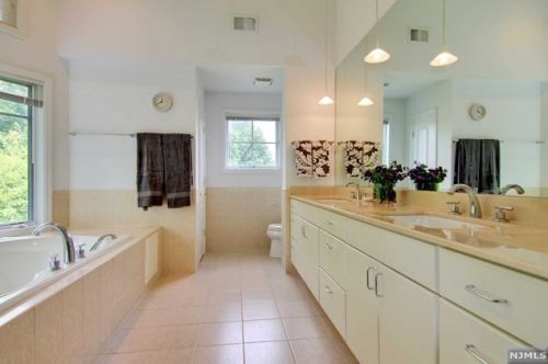 141 Hudson Cv, Edgewater NJ 07020-1480 exterior