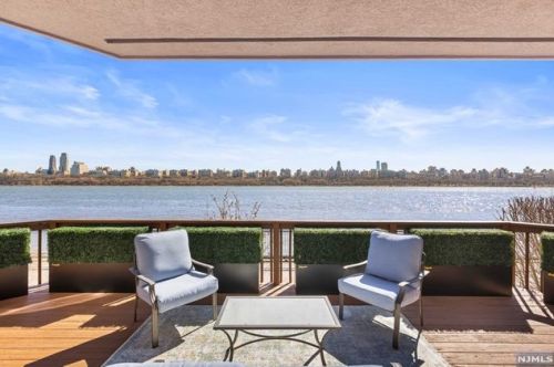 102 Adams Ct, Edgewater NJ 07020-1654 exterior