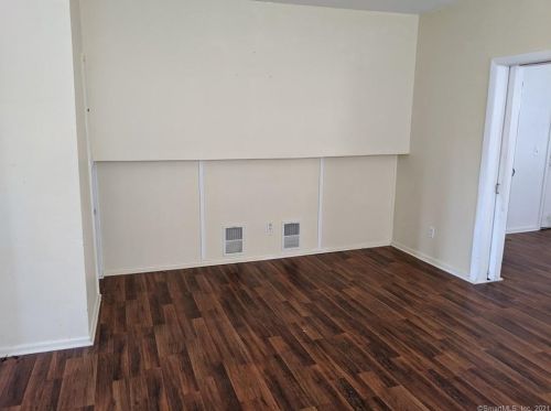 9 Mohawk Ave, Derby CT 06418-1330 exterior