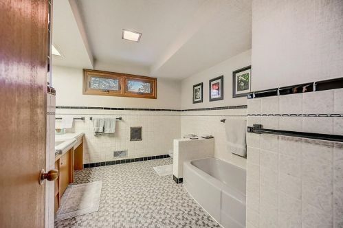 8660 Kildeer Ct, Milwaukee WI 53209-1320 exterior