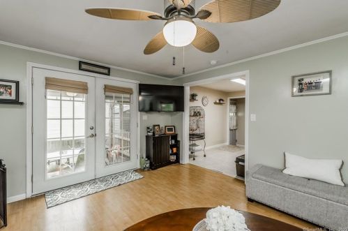 13 Tanglewood Ave, Enfield CT 06082-2621 exterior