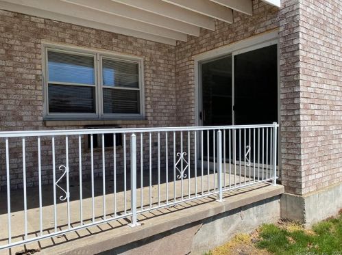 40 Chapel St, Milford, CT 06460-8049