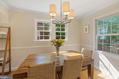 1712 Oakcrest Dr, Alexandria VA 22302-2336 exterior